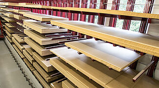 Halbautomatisches Lagersystem bei einem Holzgroßhandel